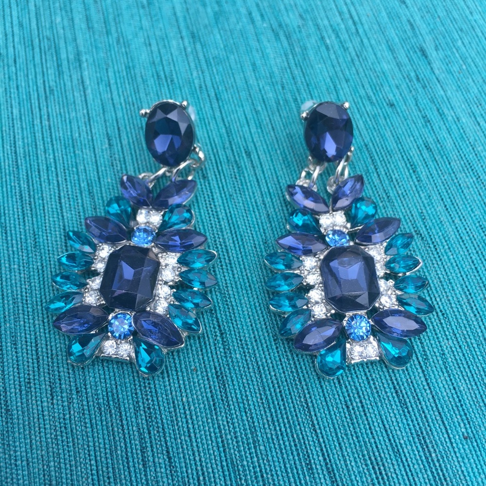 (T3) Statement Earrings - Picture 4 of 5